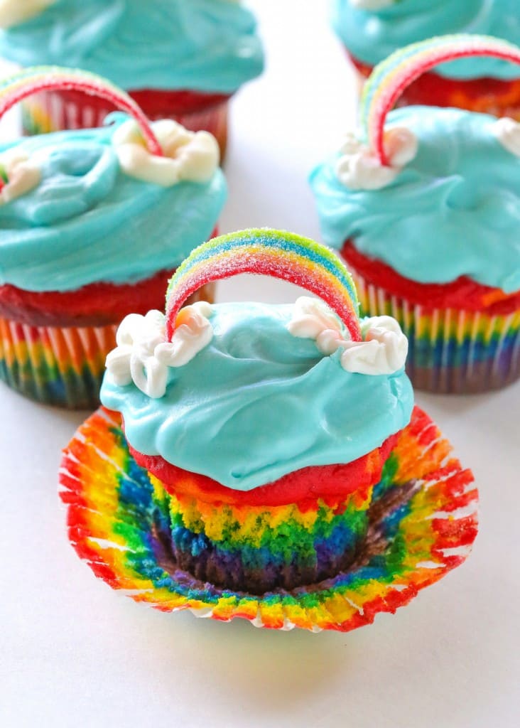 Rainbow Cupcakes - Lindas camadas de arco-íris em um cupcake.  garota-que-comeu-tudo.com