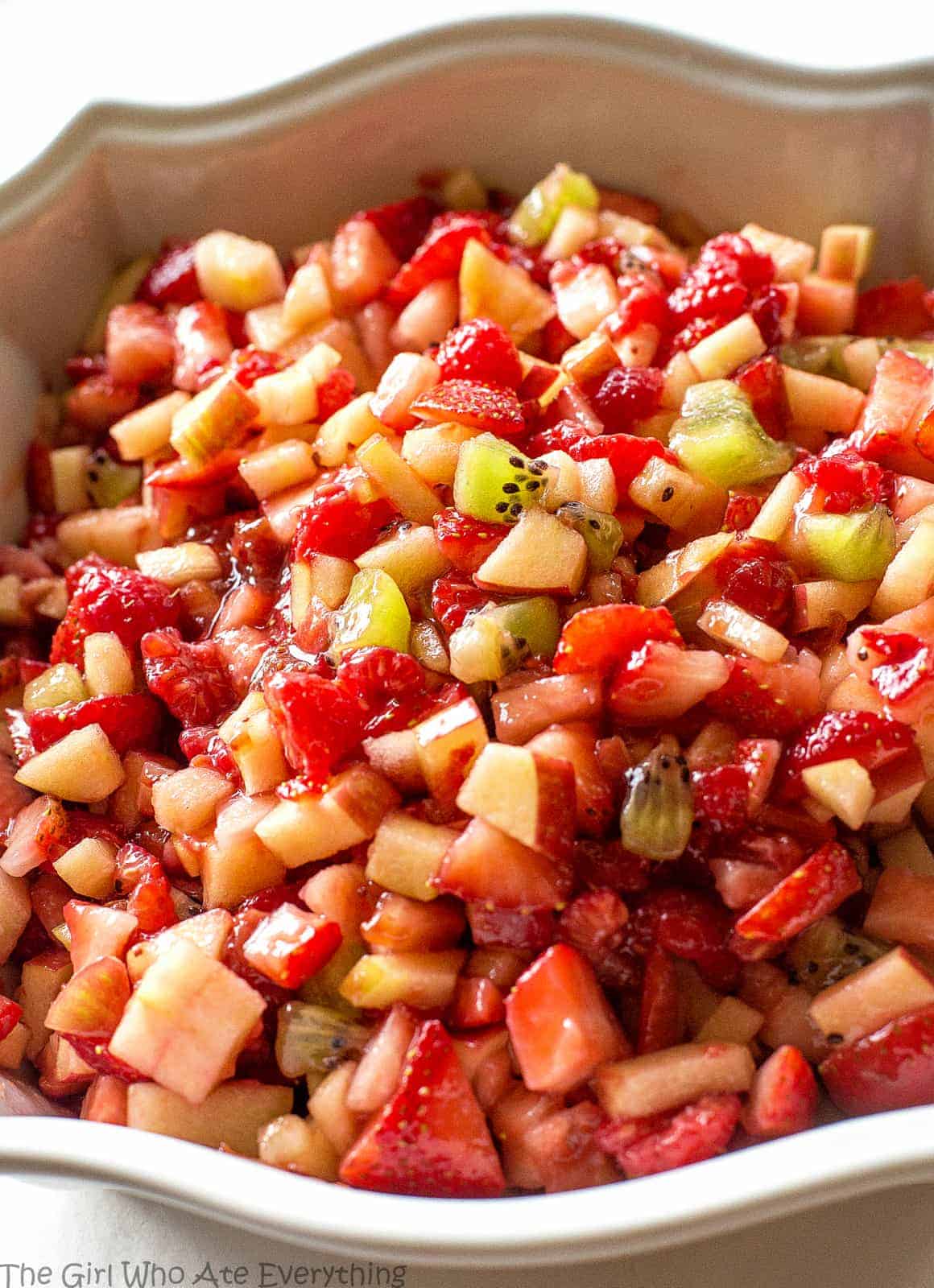 https://www.the-girl-who-ate-everything.com/wp-content/uploads/2010/05/fruit-salsa-with-cinnamon-chips-2.jpg