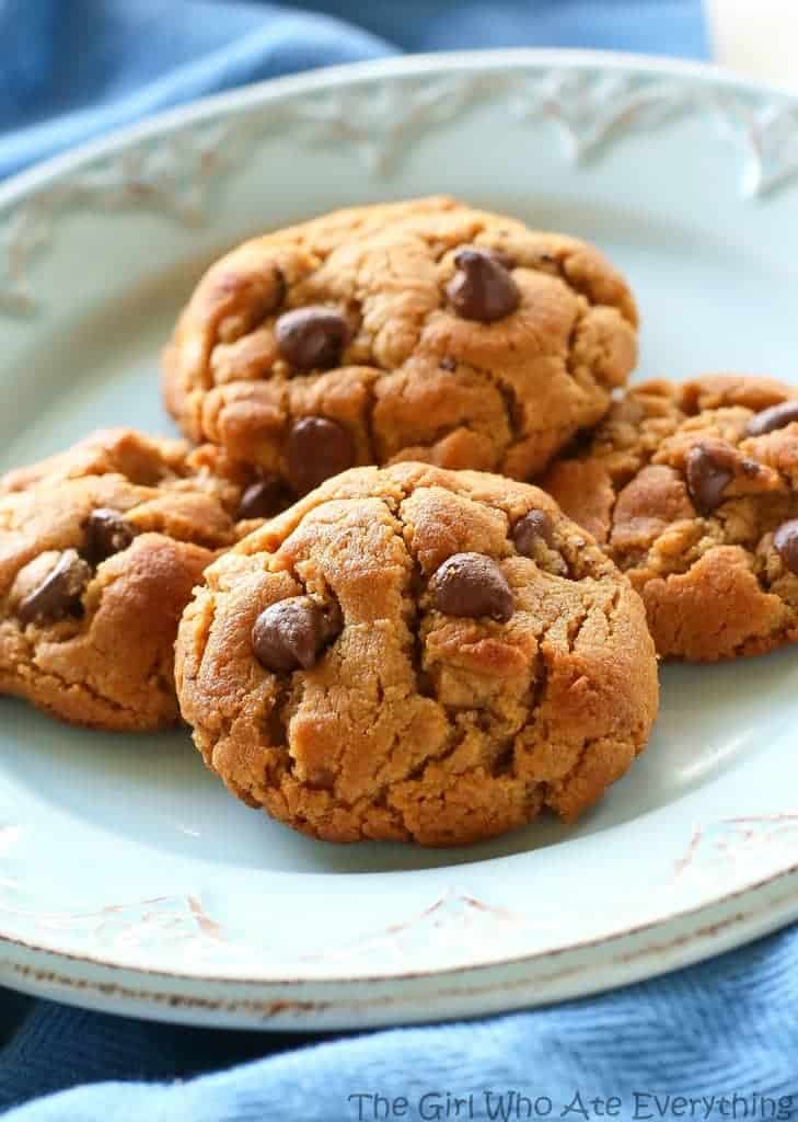 Flourless Peanut Butter Chocolate Chip Cookies - only a few ingredients and gluten free! the-girl-who-ate-everything.com