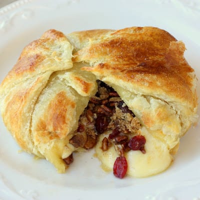 Cranberry and Pecan Brie En Croute - a festive appetizer that gets devoured in minutes. the-girl-who-ate-everything.com