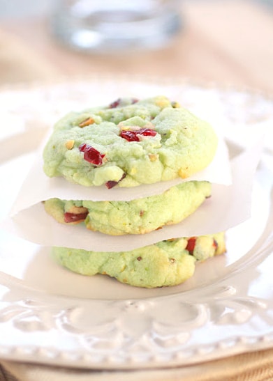 Cran Pistachio Cookies - festive and delicious! the-girl-who-ate-everything.com
