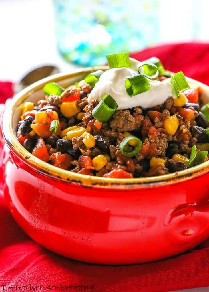 Healthy Spicy Beef and Black Bean Chili - 298 calories per serving! the-girl-who-ate-everything.com