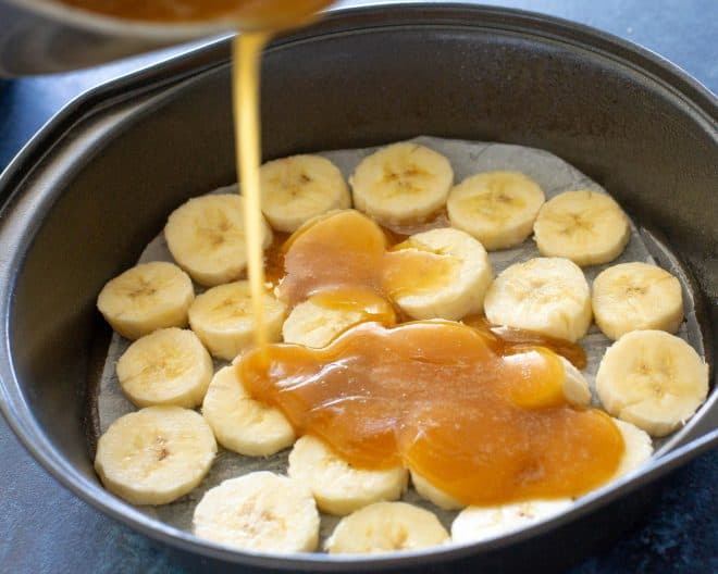 salsa de azúcar moreno encima de plátanos