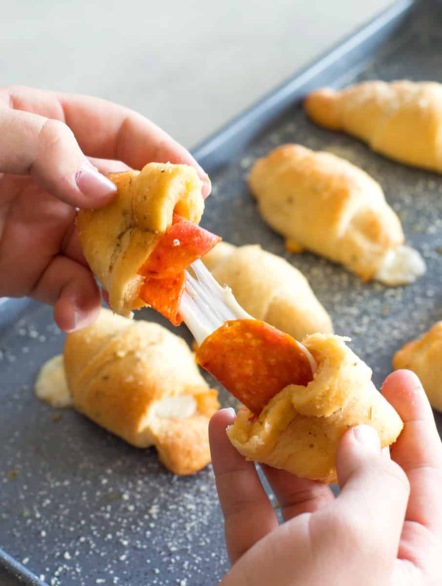 https://www.the-girl-who-ate-everything.com/wp-content/uploads/2012/01/pepperoni-cheese-stick-rolls-13.jpg