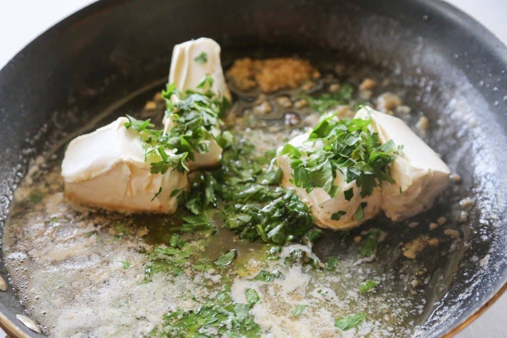 Pâtes crémeuses aux crevettes et aux champignons - très faciles et peuvent être préparées en moins de 20 minutes.  la-fille-qui-tout.com