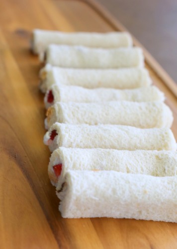Rollitos de tostadas francesas: queso crema, fruta o lo que quieras, enrollados en pan de azúcar con canela.  la-chica-que-todo-en.com