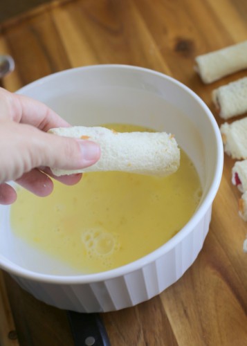 Rollitos de tostadas francesas: queso crema, fruta o lo que quieras, enrollados en pan de azúcar con canela.  la-chica-que-todo-en.com