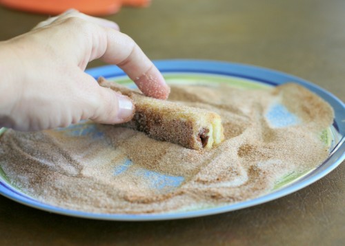 Rouleau de pain doré - Fromage à la crème, fruits ou votre garniture préférée enveloppée dans du pain au sucre à la cannelle.  la-fille-qui-a-tout-mange.com