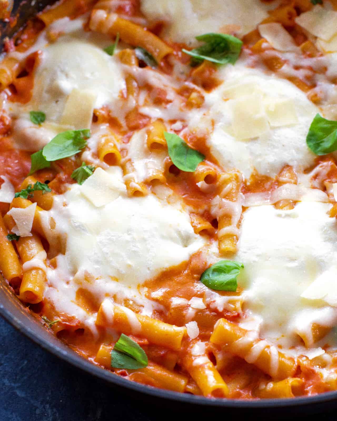 https://www.the-girl-who-ate-everything.com/wp-content/uploads/2013/08/skillet-baked-ziti-001.jpg