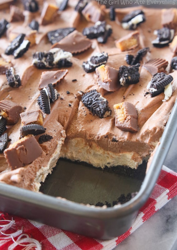 No-Bake Peanut Butter Oreo Dessert - a crowd pleasing easy dessert great for potlucks! the-girl-who-ate-everything.com