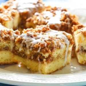 Graham Streusel Coffee Cake - an unbelievably easy coffee cake with lots of brown sugar, graham crackers, and cinnamon. the-girl-who-ate-everything.com