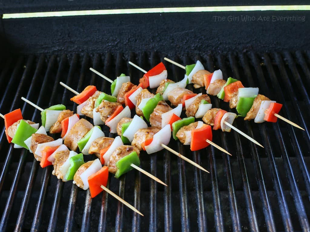 These Fajitas on a Stick are a fun way to serve fajitas. Everyone gets their own skewer! the-girl-who-ate-everything.com