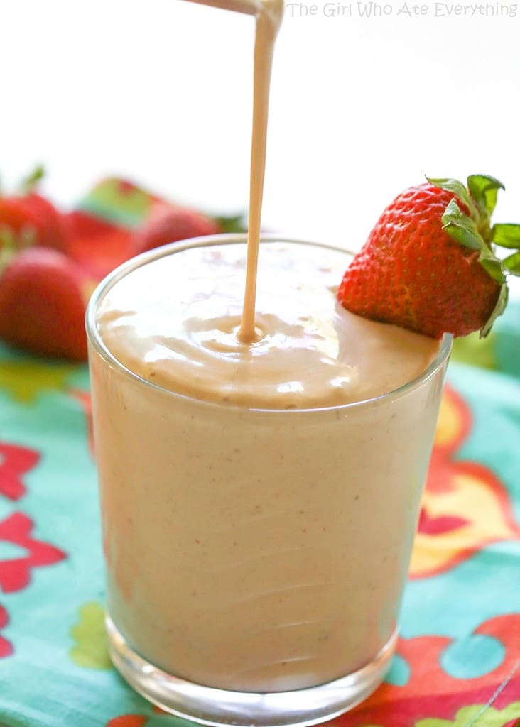 PB&J Smoothie - a healthy smoothie that your kids will love! the-girl-who-ate-everything.com