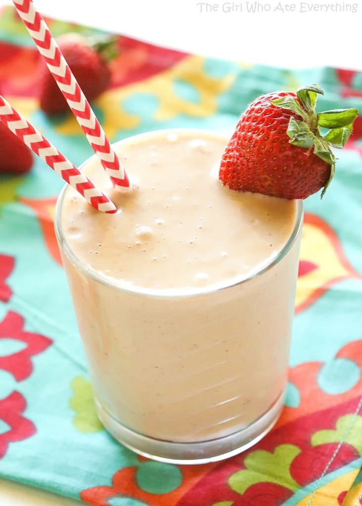 PB&J Smoothie - a healthy smoothie that your kids will love! the-girl-who-ate-everything.com