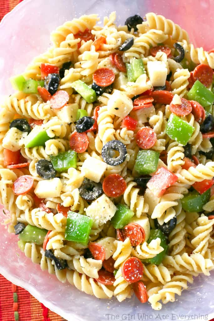 Pizza Pasta Salad - all the flavors of a delicious pizza in a pasta salad. Warmed up the leftovers with marinara sauce for my kids! the-girl-who-ate-everything.com