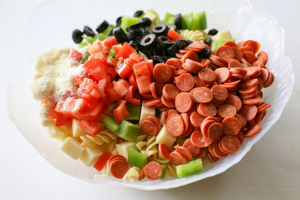 Pizza Pasta Salad - all the flavors of a delicious pizza in a pasta salad. Warmed up the leftovers with marinara sauce for my kids! the-girl-who-ate-everything.com