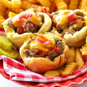 Muffin Tin Cheeseburgers - no drive through needed to eat these delicious handheld burgers. the-girl-who-ate-everything.com