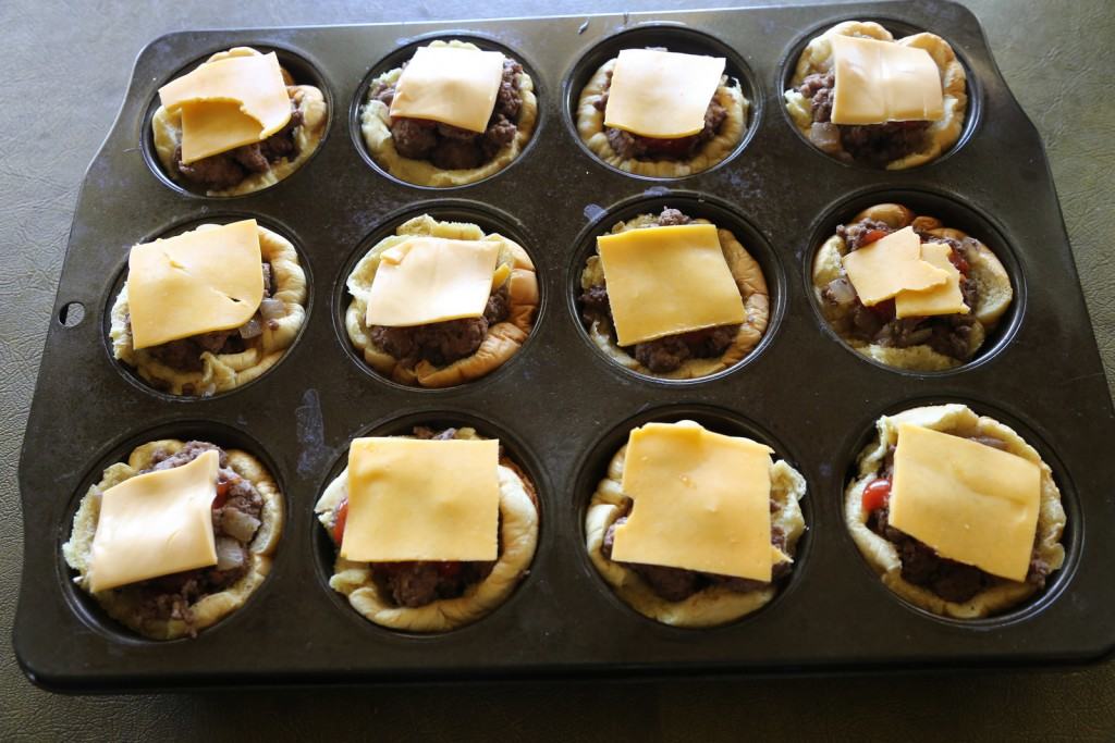 Muffin Tin Cheeseburgers - no drive through needed to eat these delicious handheld burgers. the-girl-who-ate-everything.com 