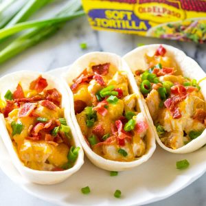 Chicken Ranch Bacon Taco Boats - everyone in the family will love these tacos for dinner! the-girl-who-ate-everything.com