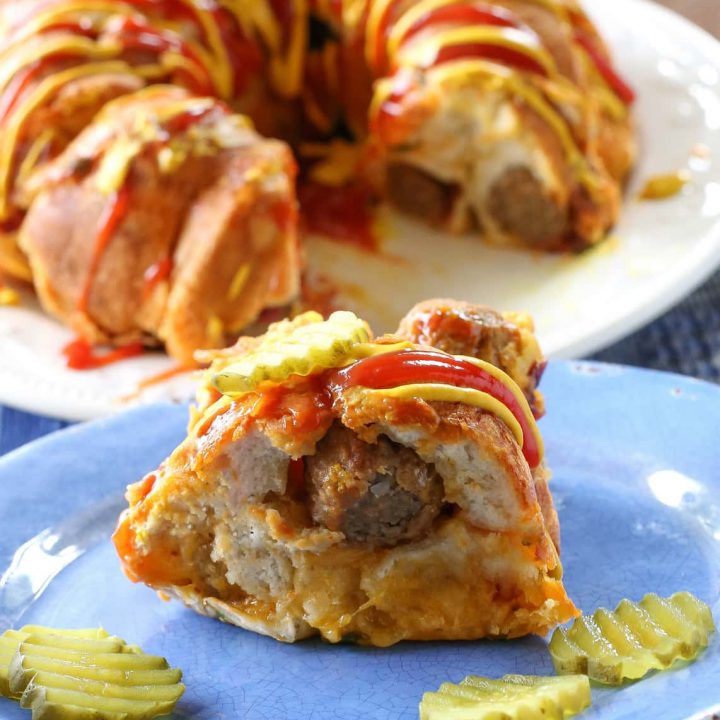 Bacon Cheeseburger Monkey Bread - layers of cheese, bacon, meatballs, and dough. the-girl-who-ate-everything.com