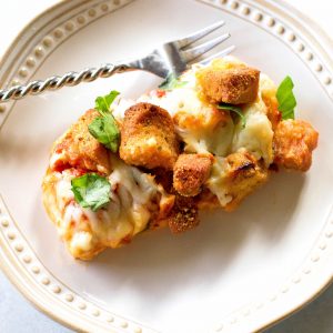 Chicken Parmesan Casserole - no frying this cheesy Parmesan chicken topped with crunchy garlic croutons. the-girl-who-ate-everything.com