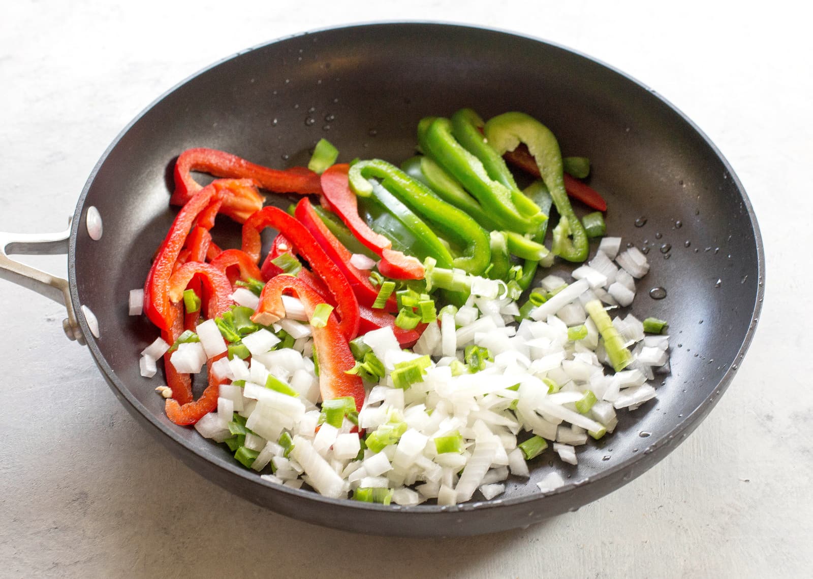Classic Chicken Fajitas - full of flavor, easy, and just what you want when you're craving fajitas. the-girl-who-ate-everything.com