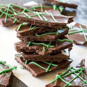 This Chocolate Mint Bark tastes just like your favorite cookie but can be made in your own kitchen! the-girl-who-ate-everything.com