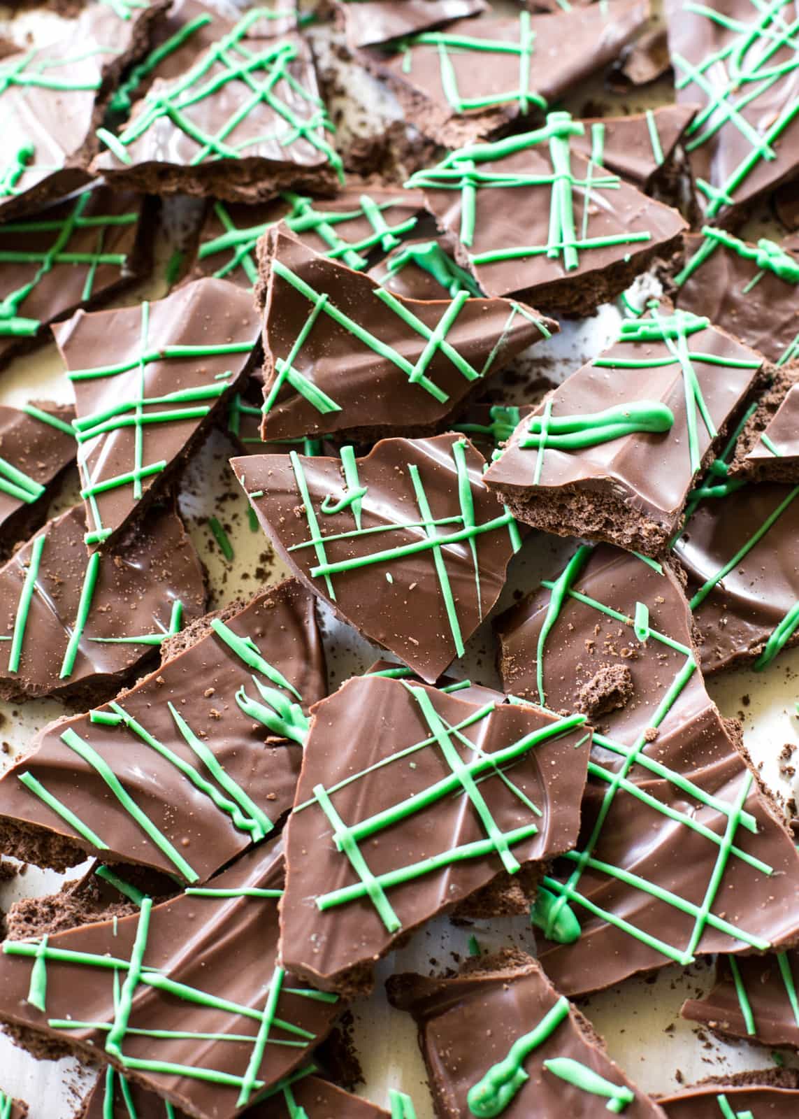 This Chocolate Mint Bark tastes just like your favorite cookie but can be made in your own kitchen! the-girl-who-ate-everything.com