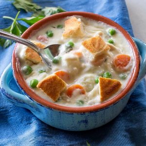 Chicken Pot Pie Soup - creamy pot pie soup with carrots, peas and potatoes. Seasoned to perfection! the-girl-who-ate-everything.com