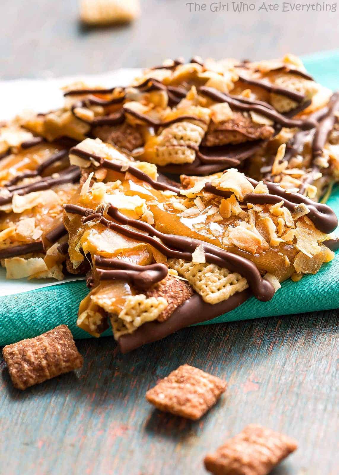 This Salted Caramel Chocolate Coconut Bark reminds me of a Samoa cookie! A fast and easy dessert! the-girl-who-ate-everything.com