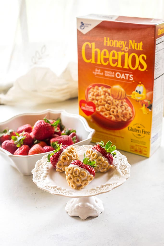 Yogurt-Dipped Cheerios Strawberries - a healthy snack to keep the kids fed during summer! the-girl-who-ate-everything.com