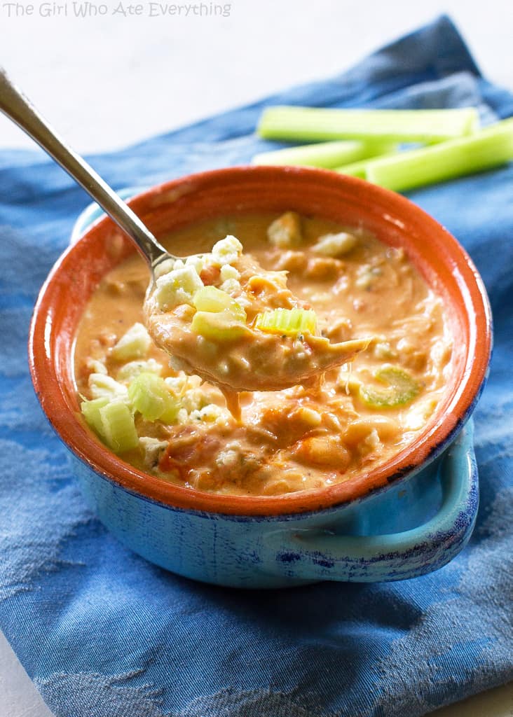 This Buffalo Chicken Chili is so easy and has only a few basic ingredients in this slow cooker dinner. Creamy and spicy all in one! the-girl-who-ate-everything.com 