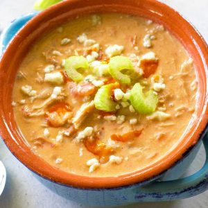 This Buffalo Chicken Chili is so easy and has only a few basic ingredients in this slow cooker dinner. Creamy and spicy all in one! the-girl-who-ate-everything.com