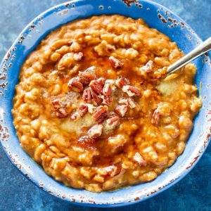 This Pumpkin Pie Oatmeal - a fast and easy fall breakfast full of pumpkin spice. Top with pecans and a drizzle of maple syrup for a real treat. the-girl-who-ate-everything.com