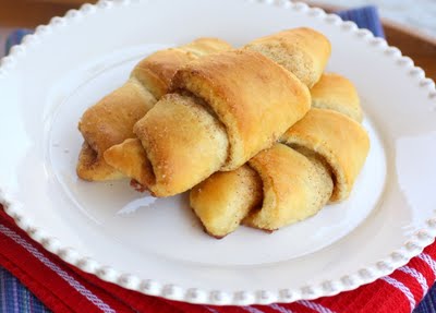 These Cinnamon Crescent Rolls are layers of flaky crescent rolls with cinnamon sugar and are the perfect Mexican treat! the-girl-who-ate-everything.com